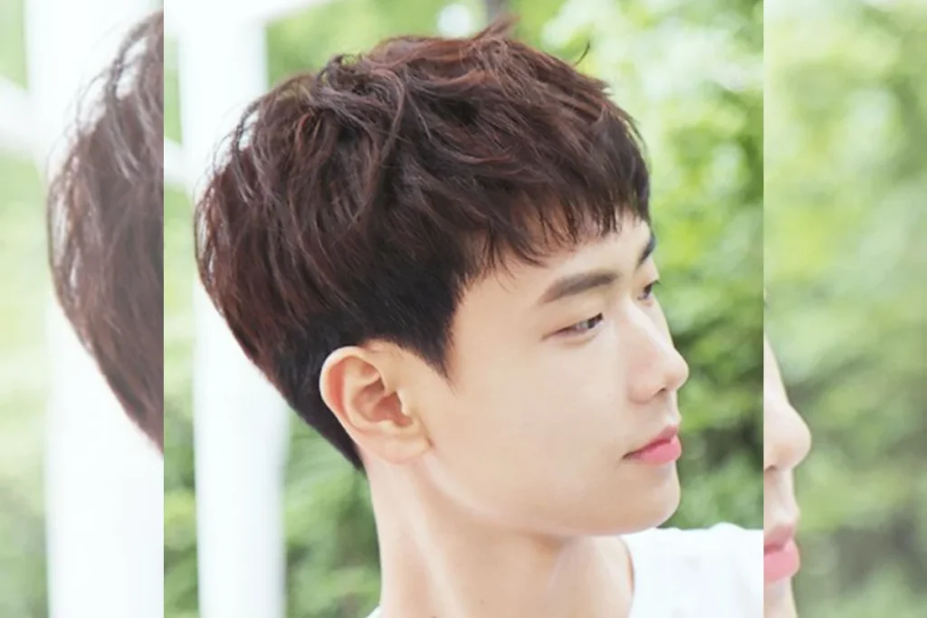 corte de cabelo masculino coreano em Fios lisos