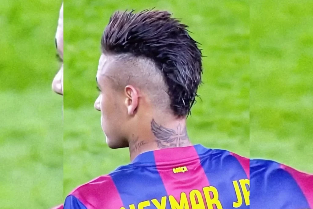 Neymar com corte de cabelo moicano