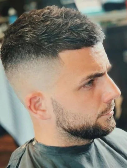 Corte de cabelo curto Raspado nas Laterais