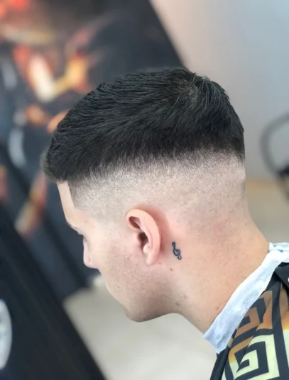 Corte de cabelo curto Raspado nas Laterais