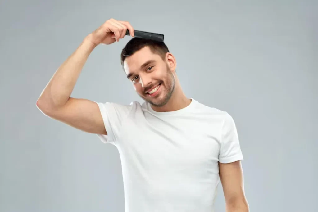 homem penteado o seu cabelo curto