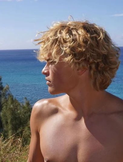 corte de cabelo surfista masculino 17