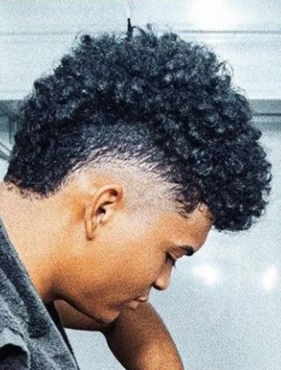 corte de cabelo masculino crespo moicano 16